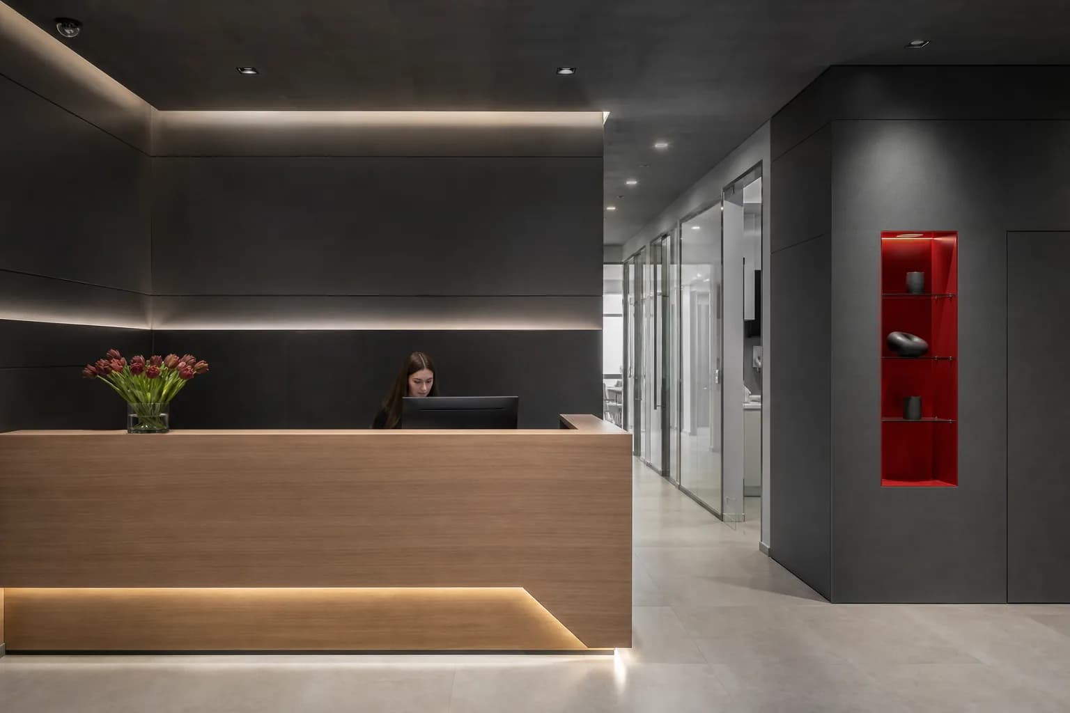 recepcija od svetlog drveta sa diskretnom rasvetom